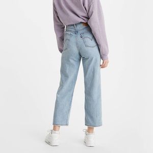 Like new Levi’s Ribcage Straight